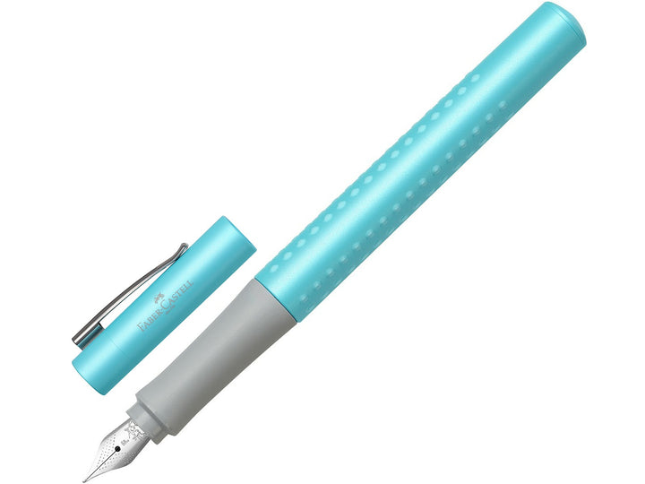 Faber-Castell Grip Pearl Edition Fountain Pen in Turquoise with cap removed, featuring a pearlescent turquoise barrel with ergonomic Grip dots, durable stainless steel nib, metal pocket clip and lightweight design for everyday handwriting, journaling, note-taking and professional writing.