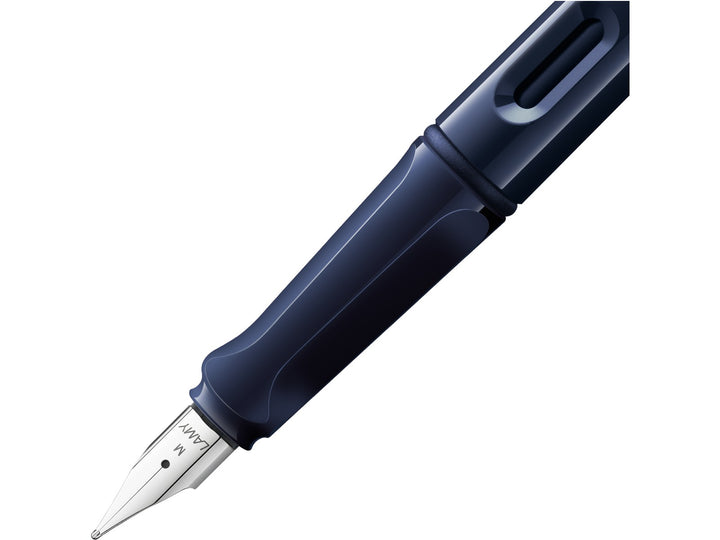 LAMY safari fountain pen Dark Dusk close-up of stainless steel nib, ergonomic grip and ink level window