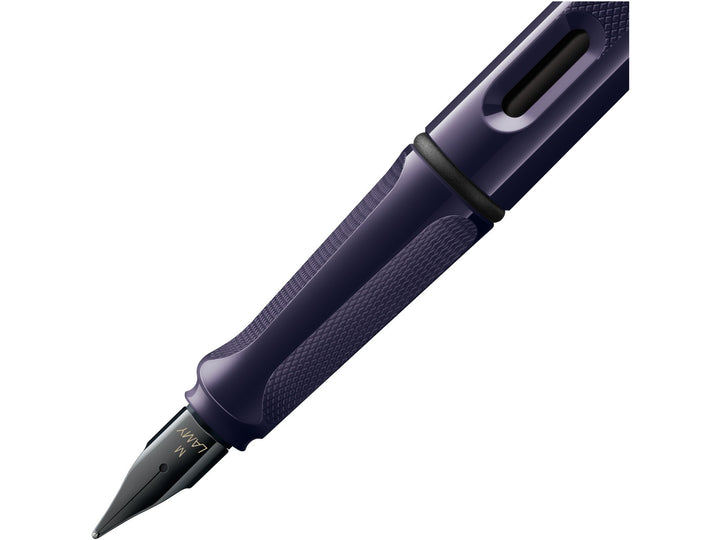 LAMY safari fountain pen Meteora close-up of black stainless steel nib, ergonomic grip and ink level window
